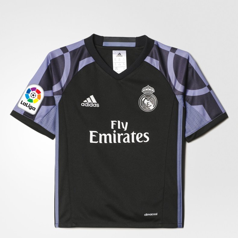 Real Madrid C.F. udebanetr�je 2016/17 (B�rn)